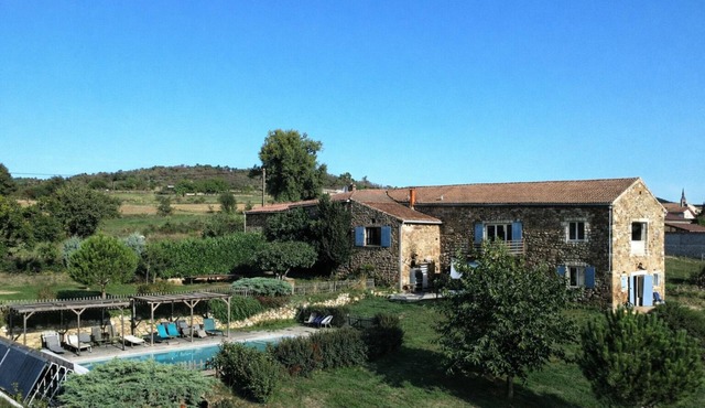 Spacious Ardèche farmhouse for groups – natural swimming pool, 26 guests.