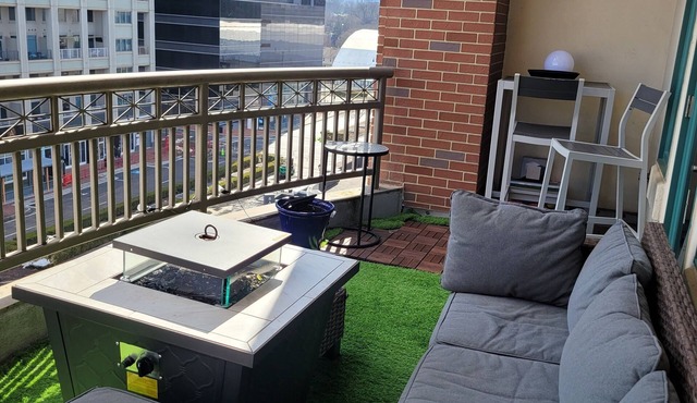 Spacious Atlantic Station Lof5. 15 min from the Battery! w/city views