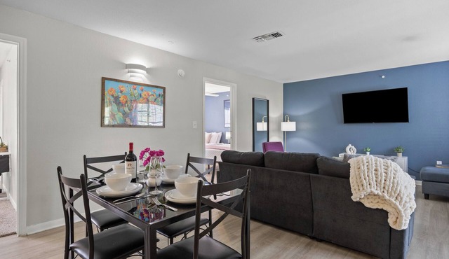 Spacious Austin 3BR Home · Workspace · Sleeps 12 · 10min to UT