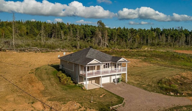 Spacious Breadalbane Retreat with Cozy Interiors and Central PEI Location