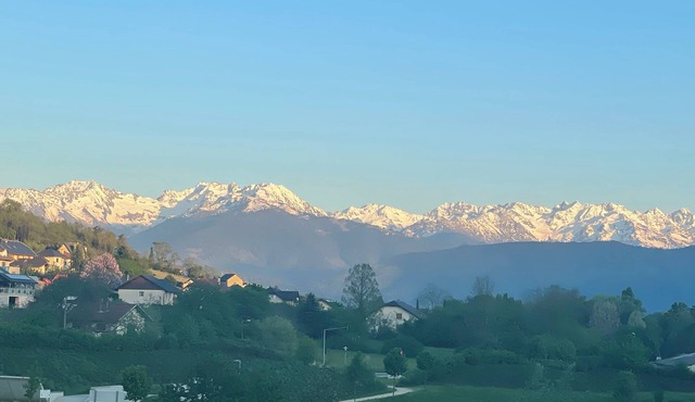 Spacious, bright apartment with magnificent mountain views