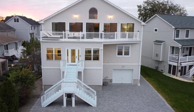 Spacious Beach House 2 blks to Ocean. Lake Views and Awesome Game Room!