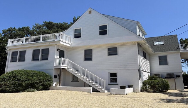 Spacious bay block 6 bedroom 4 bath home in Beach Haven Gardens