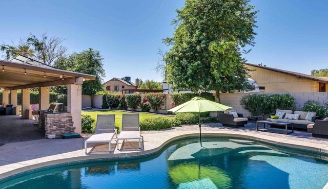 Spacious Backyard W/Free Heated Pool, Tv and Bbq