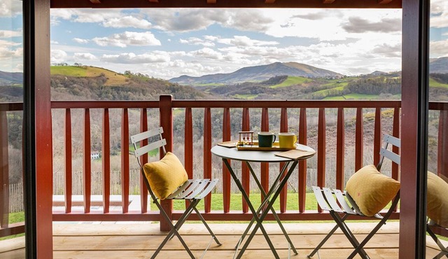 Spacious BAÏGURA studio, mountain views, direct access to pool & spa