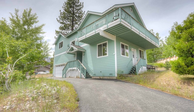 Spacious Balcony & Fireplaces - Minutes to Lake