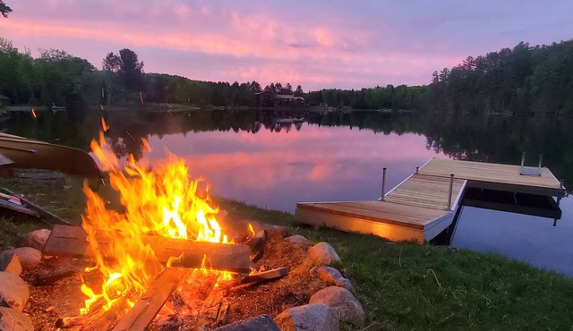 Spacious Bancroft Cottage- Private Lakefront/Sauna/In Town