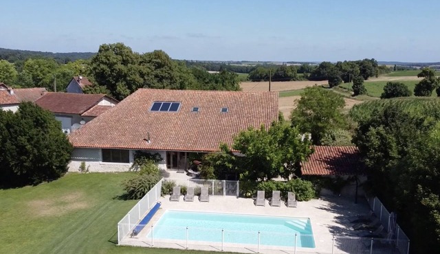 Spacious Barn Conversion for 12 , with swimming pool near Aubeterre-sur-Dronne