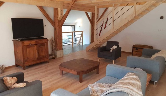 Spacious barn, panoramic mountain views and hot tub