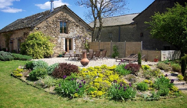 Spacious barn with shared pool in peaceful hamlet location