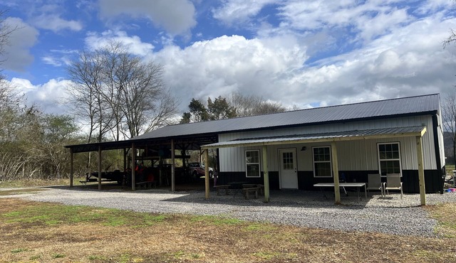 Spacious barndominium on scenic farmland. 5 miles from Guntersville boat ramp!