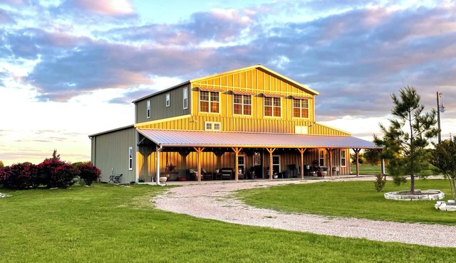 Spacious Barndominium with Wifi, Hot Tub