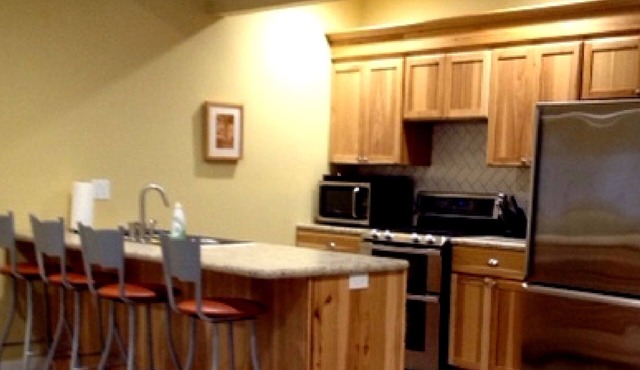 Spacious Basement (Garden) Apartment, Short Walk to Lake Michigan