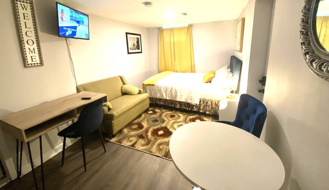 Spacious Basement Apt W/Private entranc Near Metro