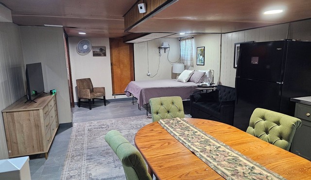 Spacious Basement Apartment with Easy Access to Hospitals and Freeways with WiFi