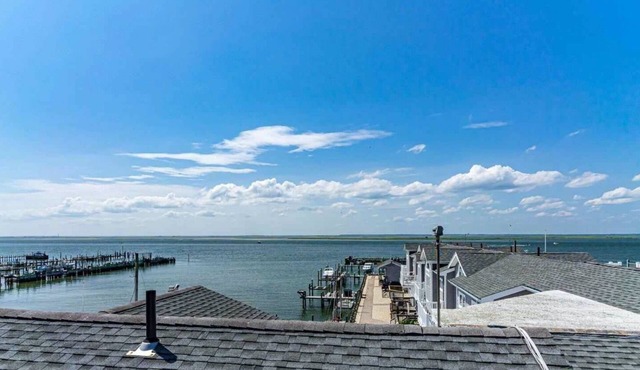 Spacious Bay Front Condo with Heated Pool Saturday Check in and Check out