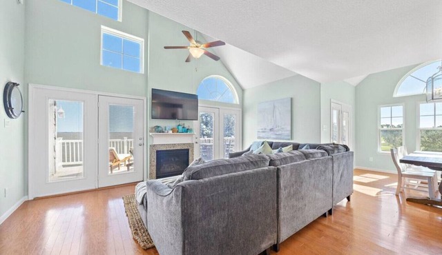 Spacious Bayfront Home w/Gorgeous Views and Deck
