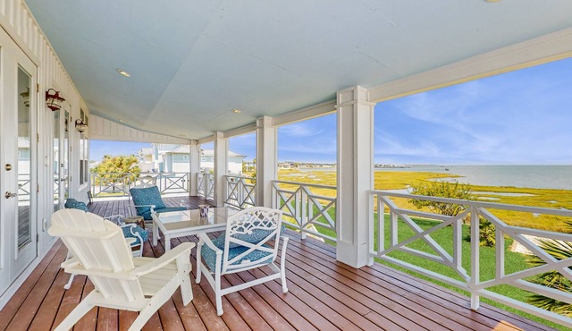 Spacious Bayfront home with full kitchen, patio, balcony & water view
