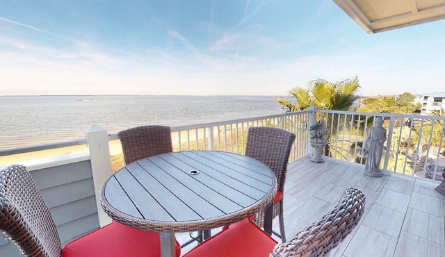 Spacious, bayfront villa w. community pool + fantastic views!