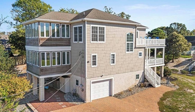 Spacious Bayside Retreat: Sleeps 18, 1/2 Block from Bay Beach, Game Room