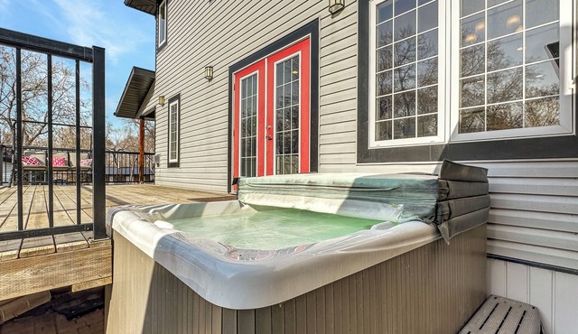 Spacious beach house oasis in the beautiful Qu’Appelle valley and lakes