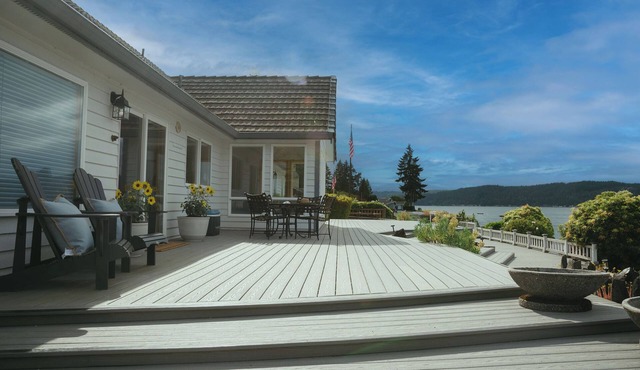 Spacious Beach Front Home on Hood Canal w/Kayaks!