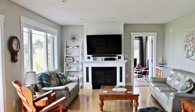 Spacious Beach House/A/C, Bordering Brackley Beach