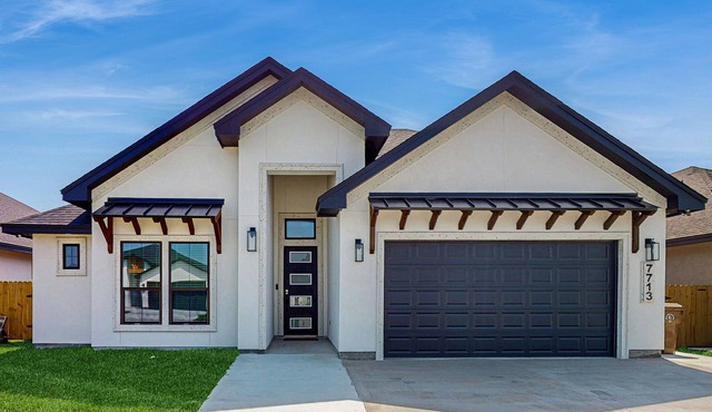 Spacious beach house with full kitchen, patio & enclosed yard, near the Bay