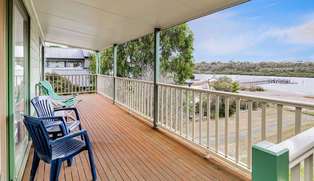 Spacious Beach house with Estuary Views with kayaks
