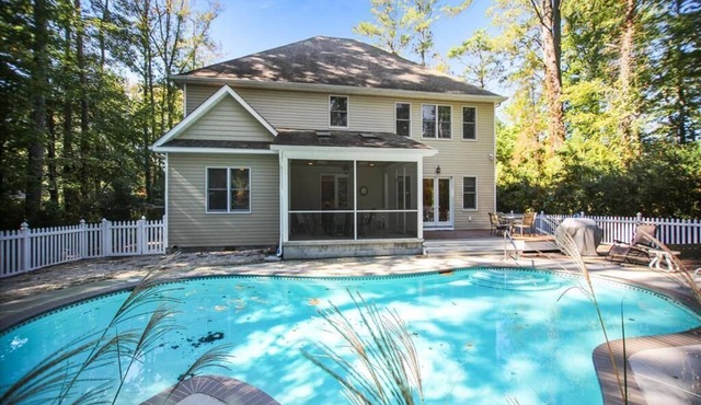Spacious Beach House w/Pool & Home Room