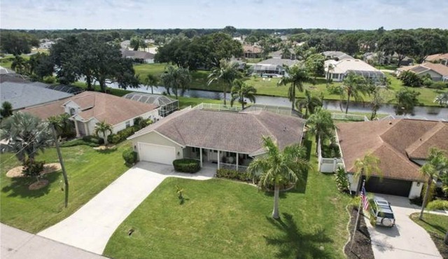 ☀️🌴Spacious beach home on a canal 18 minutes to the Manasota key beach 🌴☀️