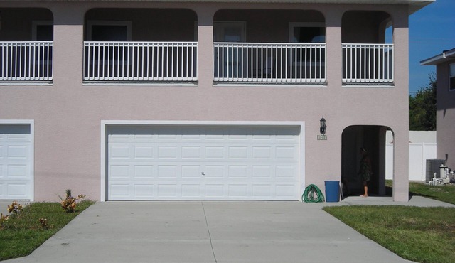 SPACIOUS BEACH HOME- STEPS TO THE SAND-NEAR COCOA BEACH PIER-PRIVATE YARD