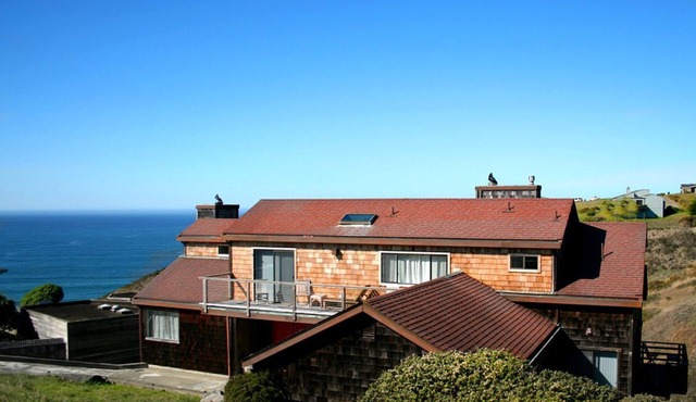 Spacious Beach House with Hot Tub Ideal for Glamping in Northern California