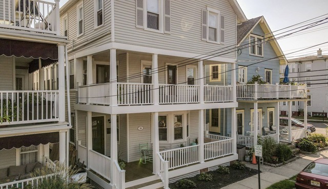 SPACIOUS BEACH HOUSE. 7 Bedrooms/6 baths with 2 porches and backyard space.