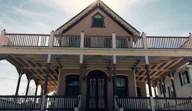 Spacious beach house 1.5 blocks to the beach on Silver Lake with spectacular lak