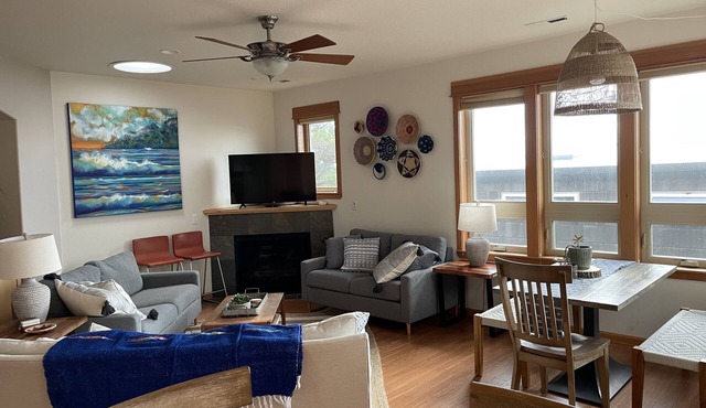 Spacious Beach House - 30 seconds to sand