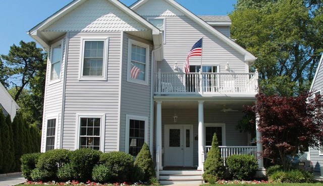 Spacious Beach House Just 4 Blocks to South End Beach Pavilion