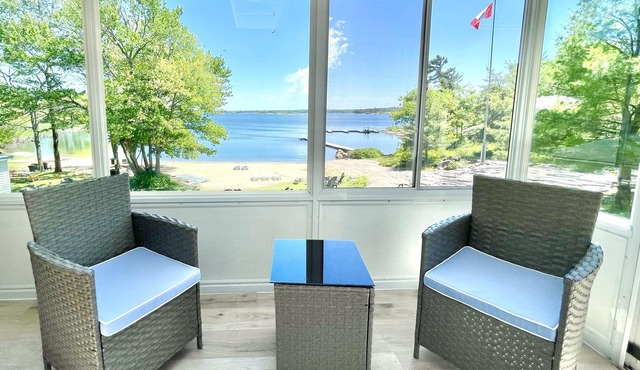 Spacious beach house with stunning lake views in Georgian Bay