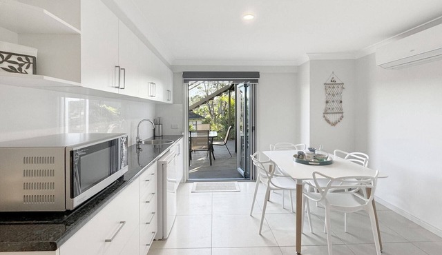 Spacious Beach Studio With Alfresco Dining