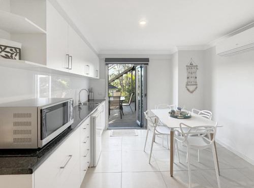 Spacious Beach Studio With Alfresco Dining