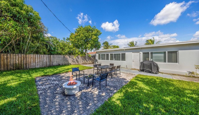 Spacious Beach Vacation Getaway w/Backyard BBQ - 10mins to Beach/FLL Airport