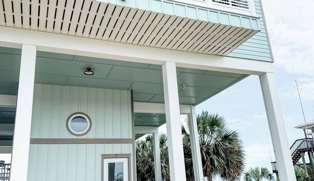 Spacious beachfront 4-bedroom house in charming Crawfordville