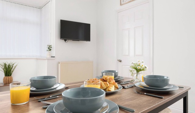 Spacious Beachfront Retreat with Parking | Your Perfect Getaway