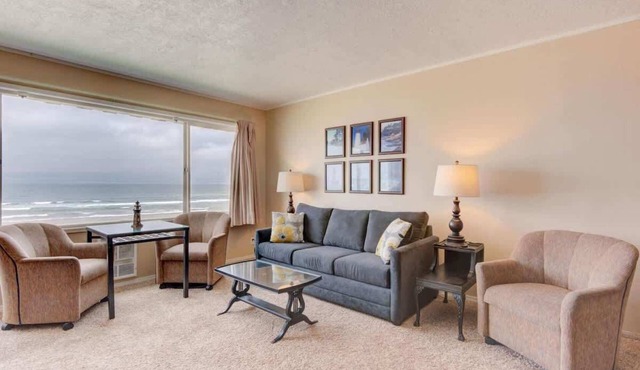 Spacious Beachfront Suite - Sleeps 8 - Top Floor - Pool and Sauna!