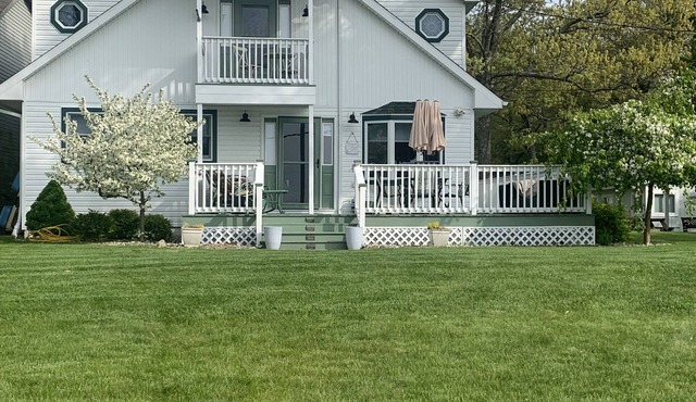 Spacious beachfront Cape Cod lakehouse in Port Austin/Caseville Sleeps 12