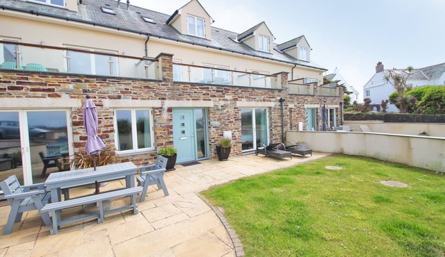 Spacious beachside apartment with garden and sea views, dogs welcome