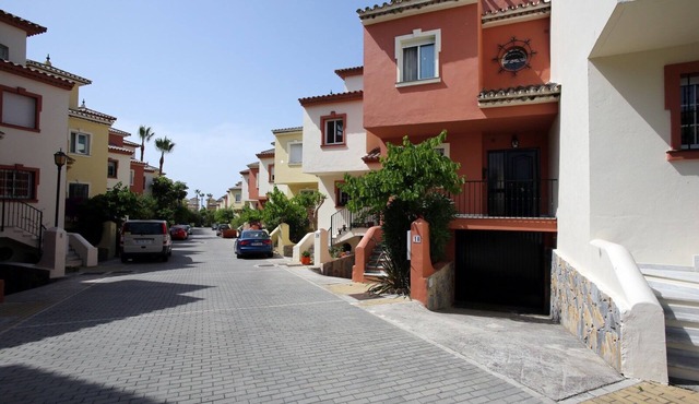 Spacious Beachside House With Roof Jacuzzi, Private Garden & communal pool