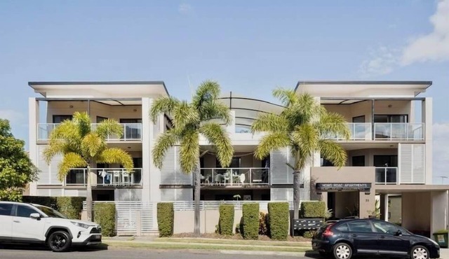 Spacious beachy apartment with leafy outlook.Close to airport, bus, train, shops