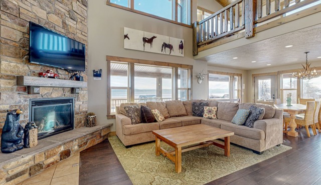 Spacious Bear Lake home w/access to a shared pool, hot tub, gym & pirate ship?