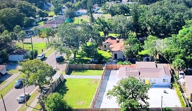 Spacious & beautiful home in Gulfport/St.Pete featuring 4 king bedrooms & 3 bath